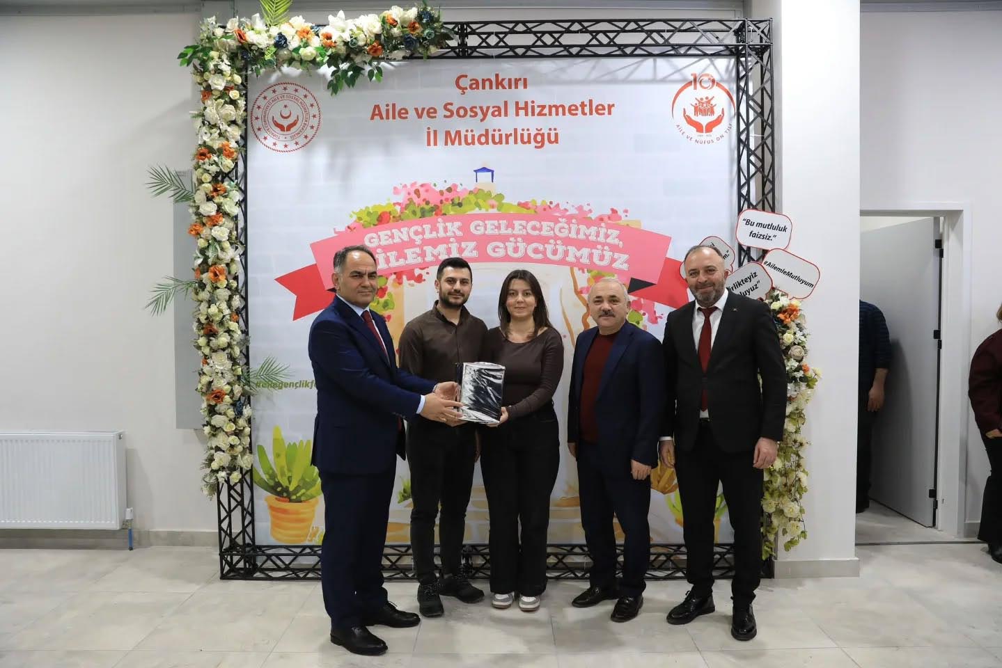 Aile Yılı kapsamında evlilik kredisi desteğinden yararlanan çiftlerle “Bir Yastıkta