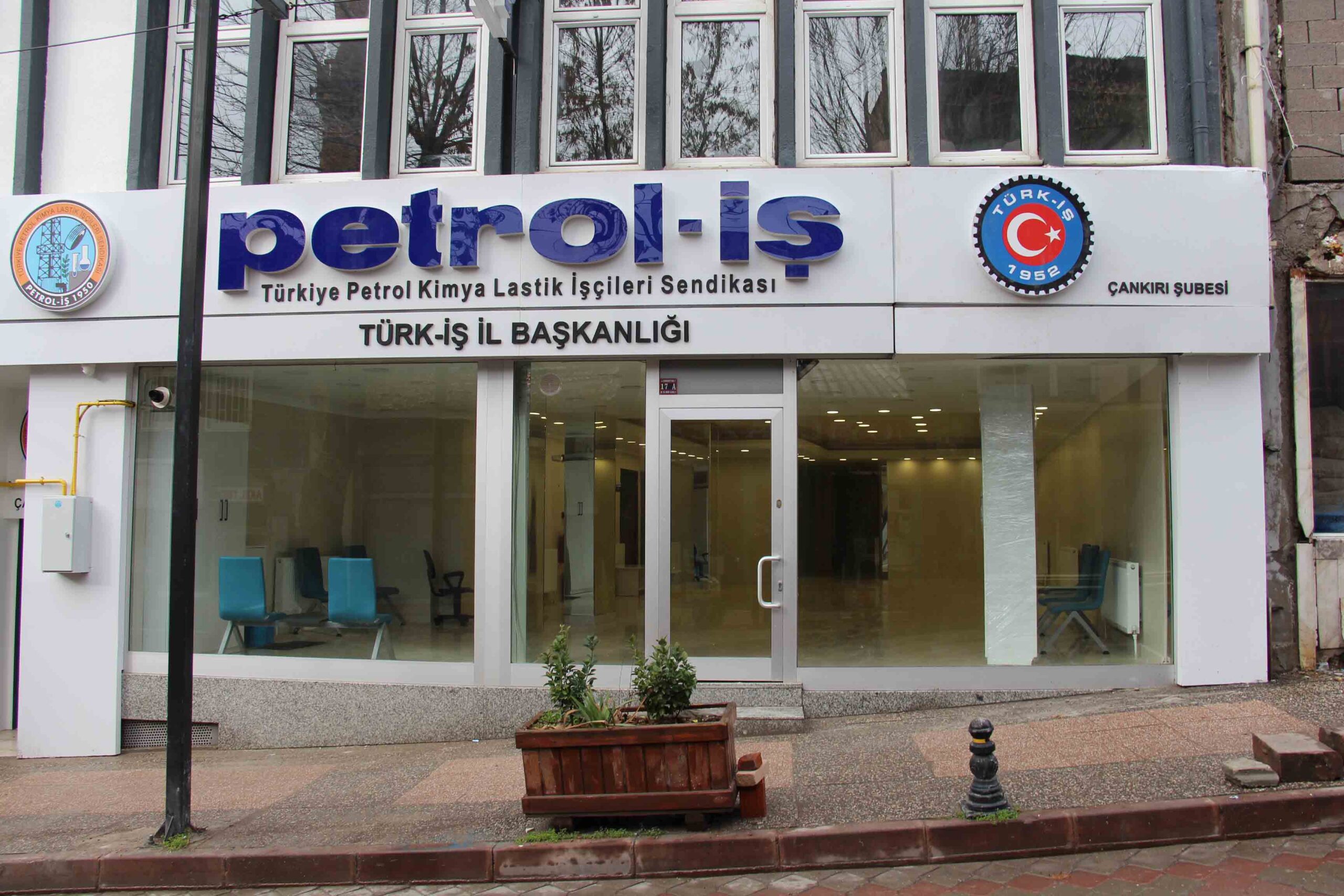 Kurulduğu günden beri Belediye İş Merkezi’nde faaliyet gösteren Petrol iş