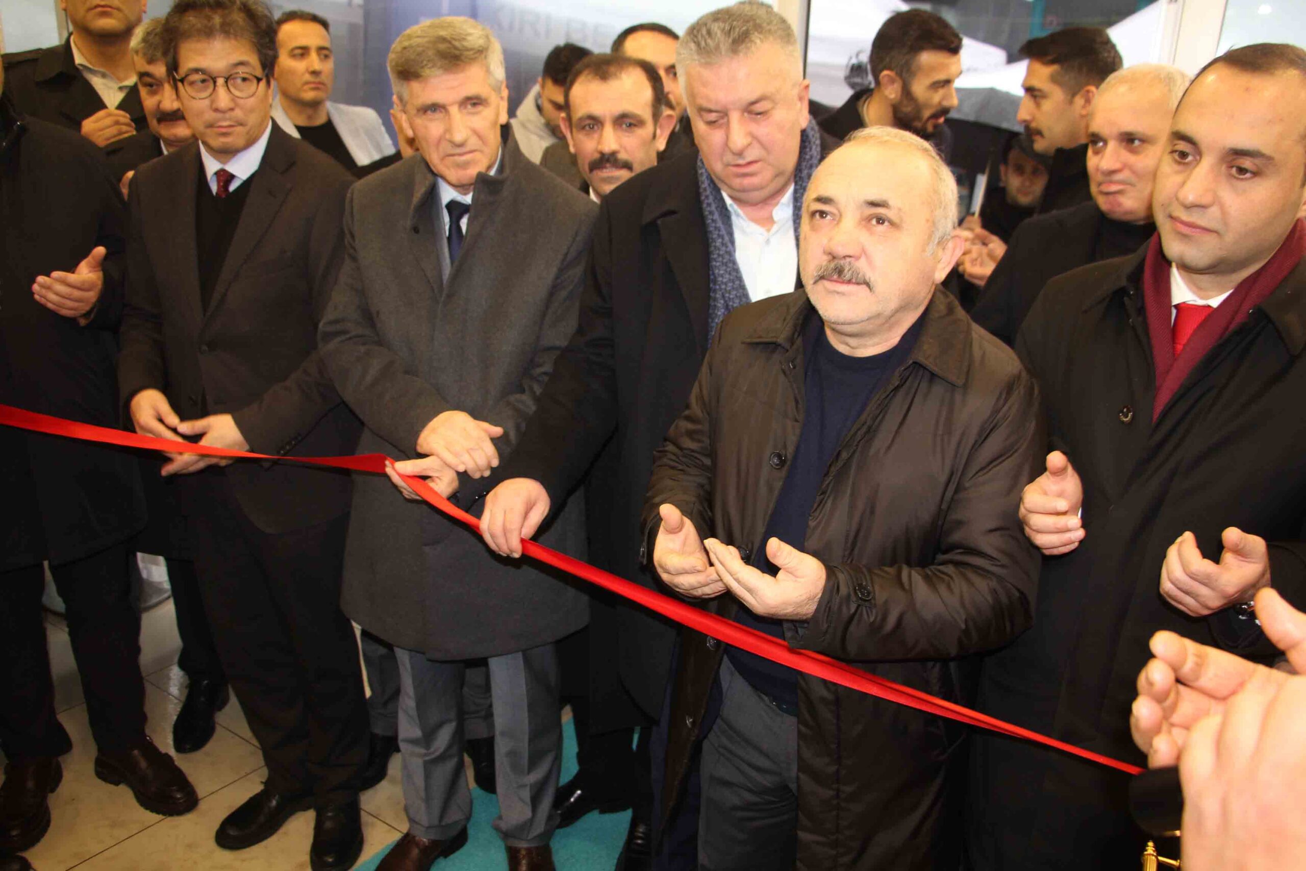 Yeni yerine taşınan Petrol-İş Sendikası Çankırı Şubesi’nin açılış töreni gerçekleştirildi.