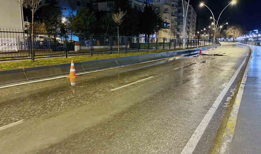 Karayolundaki su birikintisine “Dubalı” çözüm! Hafta sonu etkili olan sağanak yağış, kentte hayatı olumuz etkiledi.