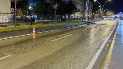 Hafta sonu etkili olan sağanak yağış, kentte hayatı olumuz etkiledi.