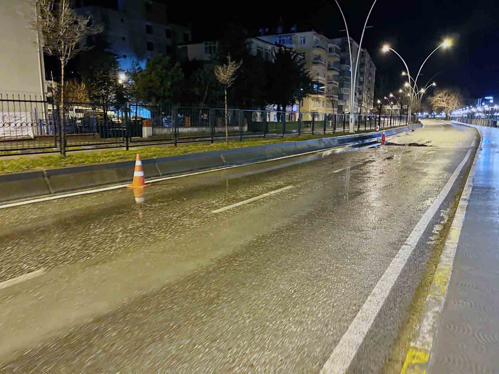 Hafta sonu etkili olan sağanak yağış, kentte hayatı olumuz etkiledi.