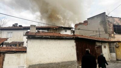 Çankırı’da metruk bir evde çıkan yangın, itfaiye ekiplerince söndürüldü. Karatekin