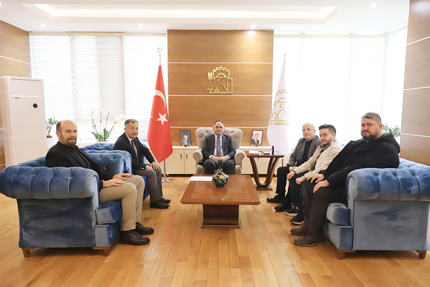 Gazetemiz yönetim kurulu üyeleri Vali Hüseyin Çakırtaş’ı makamında ziyaret etti.