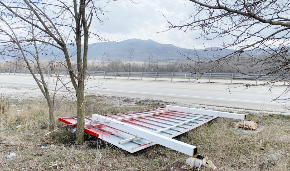 Çankırı’da D100 kara yolu güzergahında bulunan izinsiz reklam tabelaları kaldırılıyor ÇANKIRI (AA) – Çankırı’da D100 kara yolu güzergahında bulunan izinsiz reklam