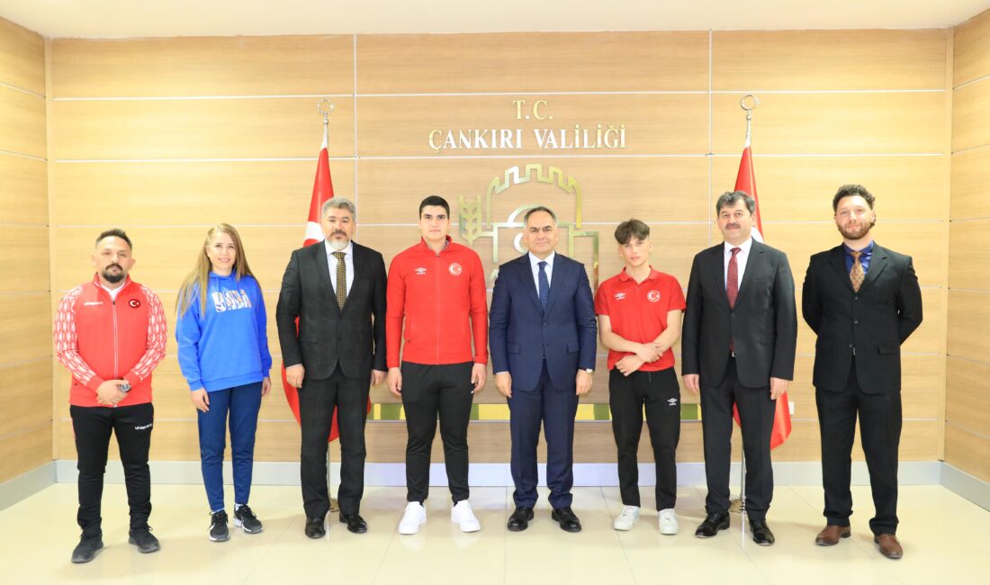 Genç Şampiyonlardan Vali Çakırtaş’a ziyaret Mersin’de 12-16 Şubat tarihlerinde düzenlenen Okullar Arası Halter Müsabakalarında büyük