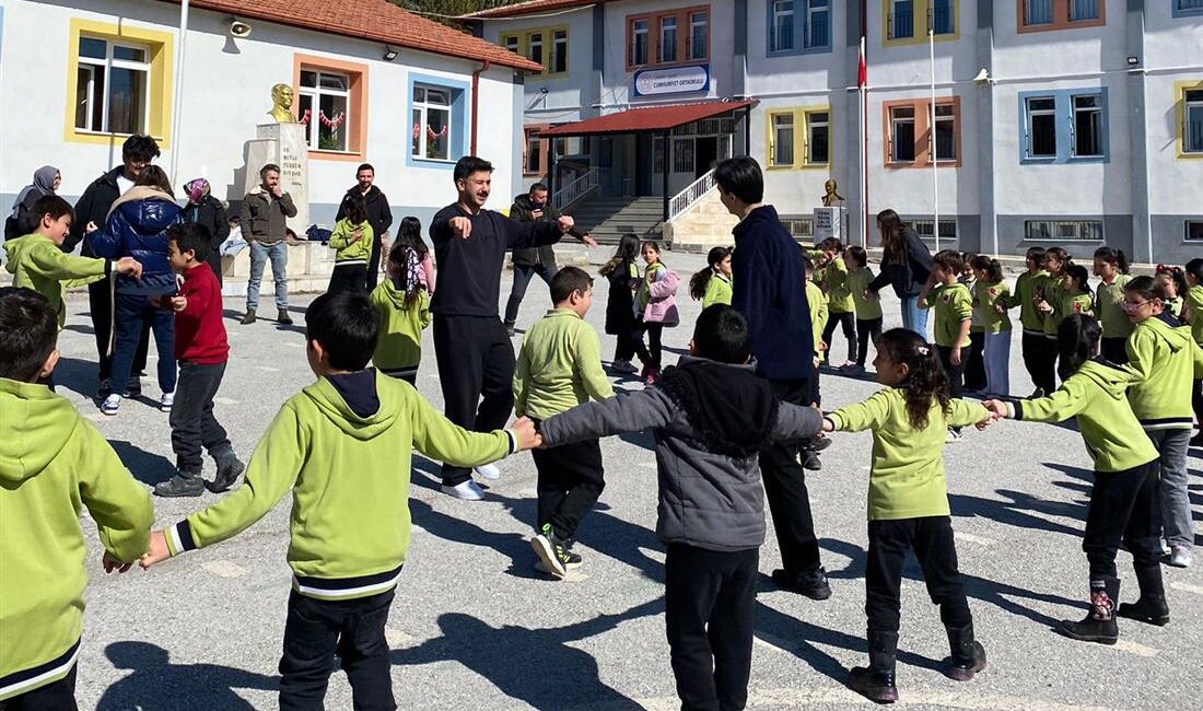 “Jeoçocuk: Yerin Hikâyesi” Programına Müzikal Destek Çankırı Karatekin Üniversitesi Müzik Topluluğu, Yer Bilimleri Topluluğu tarafından UNİDES