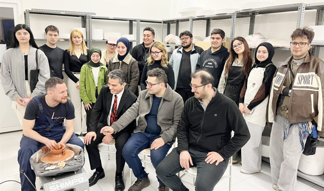 ÇAKÜ’de “Çömlekçi Çarkı Üzerinde Seramik Workshopu” Gerçekleştirildi Çankırı Karatekin Üniversitesi Grafik ve Tasarım Topluluğu tarafından “Çömlekçi Çarkı