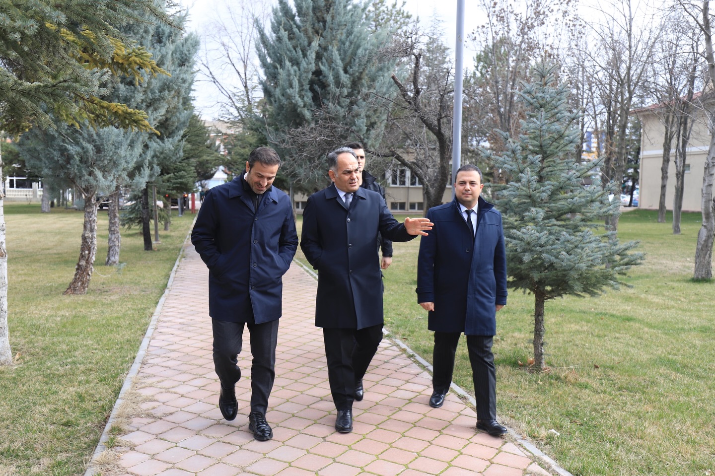Vali Çakırtaş daha sonra DSİ yerleşkesini gezerek incelemelerde bulundu.