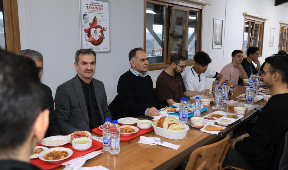 Vali Çakırtaş, öğrencilerle iftar yaptı Gerçekleştirilen iftar programında Vali Çakırtaş’a Gençlik ve Spor İl Müdürü