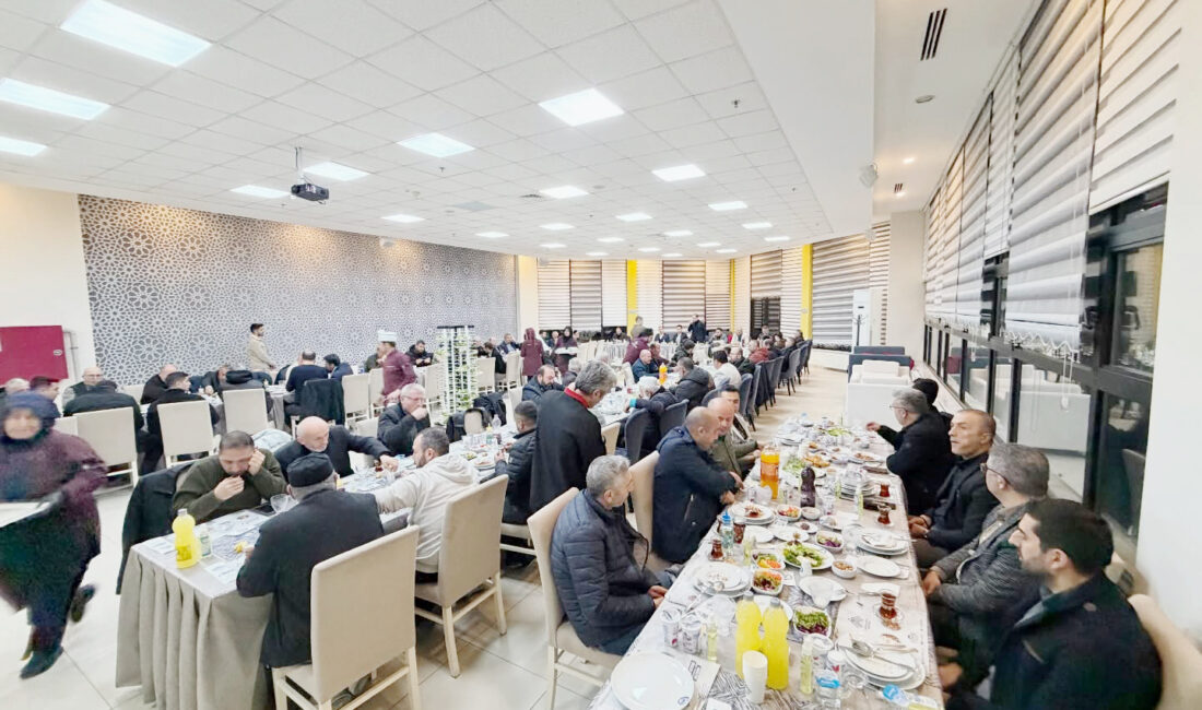 Çankırı’da Çorumlular İftar Sofrasında Buluştu Çankırı’da yaşayan Çorumlular, Ramazan ayının manevi atmosferinde düzenlenen anlamlı bir