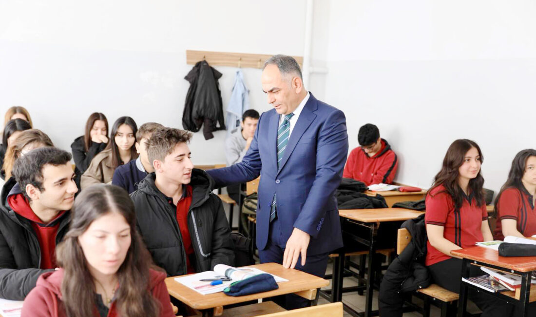 Vali Çakırtaş, eğitim kurumlarını ziyaret ediyor Çankırı Valisi Hüseyin Çakırtaş, ilimizde yürütülen eğitim faaliyetlerini yerinde incelemek
