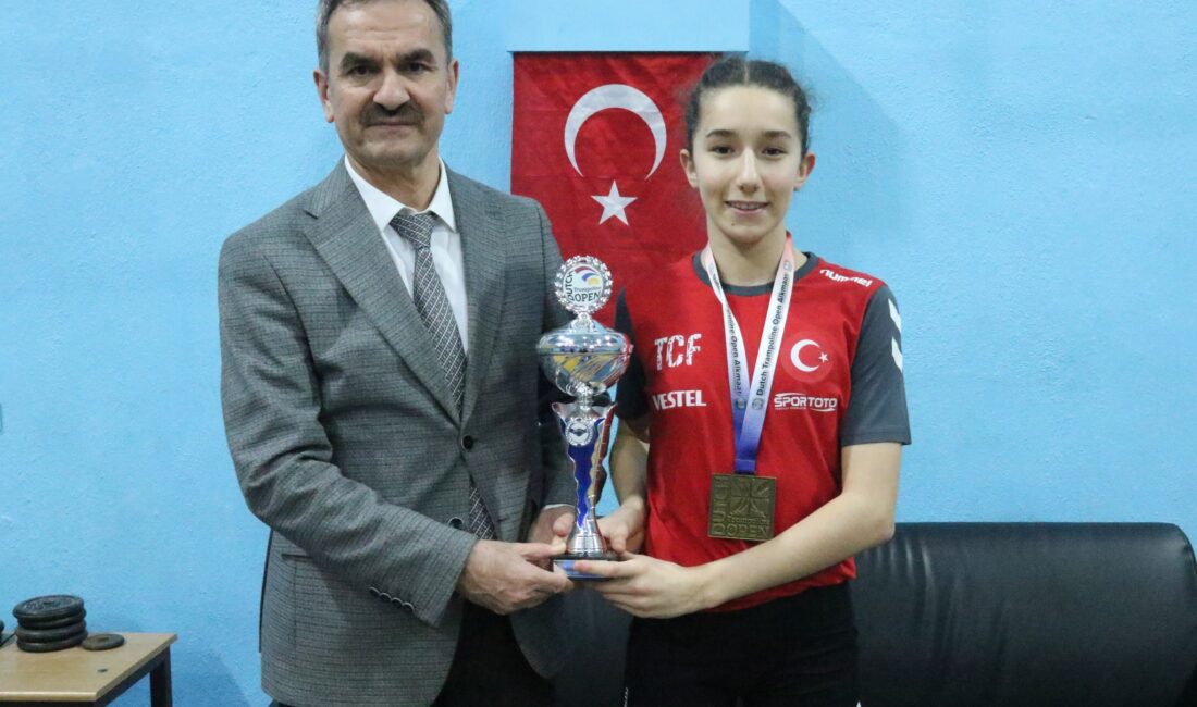 İl Müdürü Ak, şampiyon Gökçe’yi tebrik etti Jimnastik branşında büyük başarılar gösteren hem ülkemizin hem de ilimizin