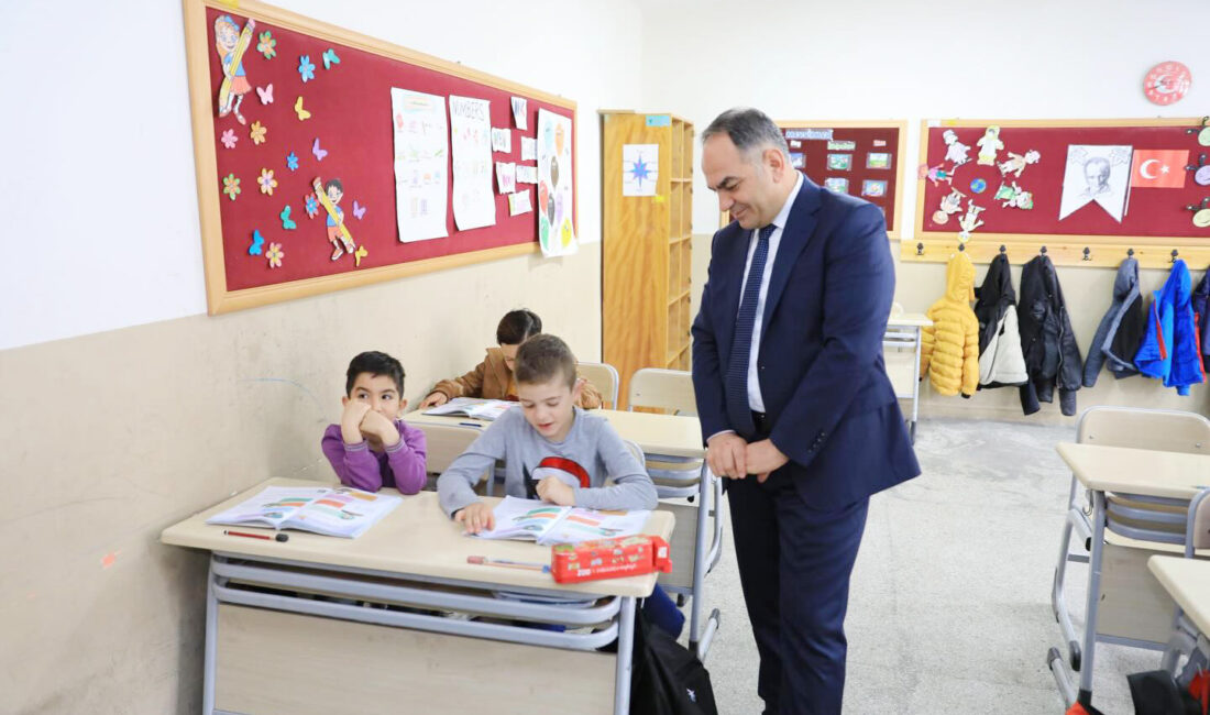 Vali Hüseyin Çakırtaş, okul ziyaretleri kapsamında Cumhuriyet İlkokulu’nu ziyaret ederek