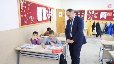Vali Hüseyin Çakırtaş, okul ziyaretleri kapsamında Cumhuriyet İlkokulu’nu ziyaret ederek