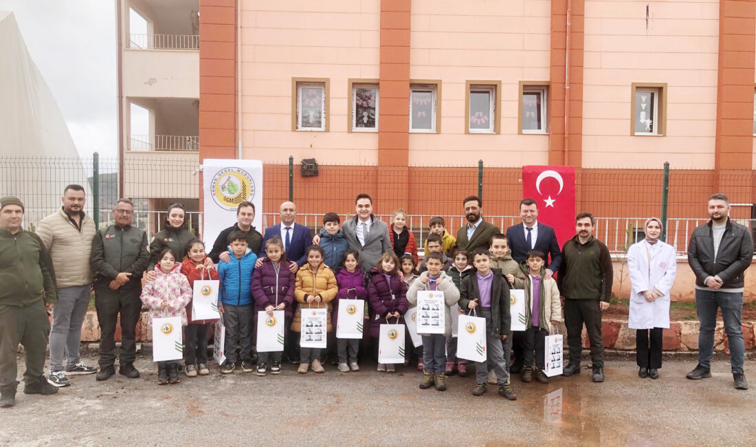 Kaymakam Tiyek öğrencilerle fidan dikti Yapraklı’da Orman Haftası kutlamaları, okul bahçelerine taşınan etkinlikle devam etti.