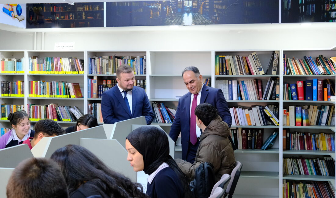 Vali Çakırtaş, öğrencilerle sohbet ederek onların eğitim hayatına dair düşünce