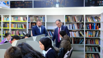 Vali Çakırtaş, öğrencilerle sohbet ederek onların eğitim hayatına dair düşünce