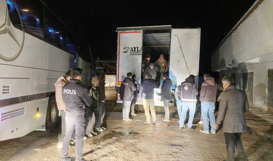 Çankırı’da 75 düzensiz göçmen yakalandı Araç sürücüsü "göçmen kaçakçılığı" iddiasıyla gözaltına alındı