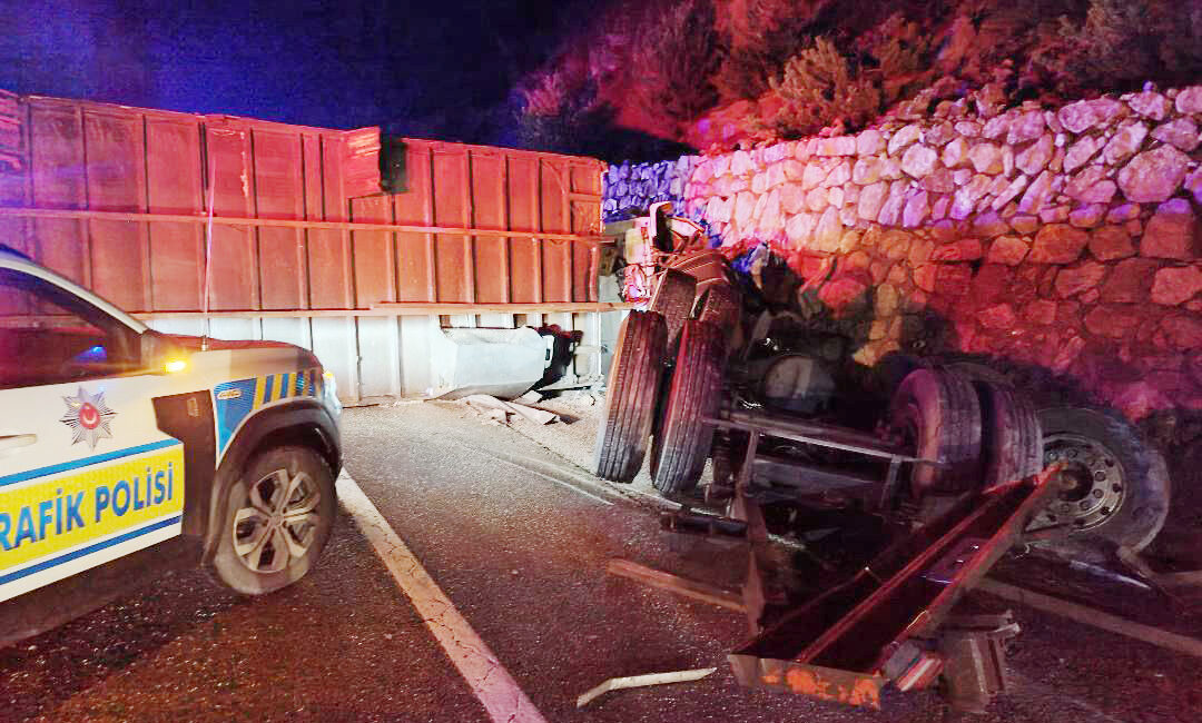 Çankırı’da şarampole devrilen tırdaki 3 kişi yaralandı Çankırı’da şarampole devrilen tırdaki 3 kişi yaralandı. Turgay A. (44)