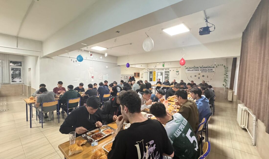 Hep birlikte iftar yaptılar Ramazan ayı nedeniyle birçok okulda dostluk ve kardeşliği pekiştirmek amacıyla