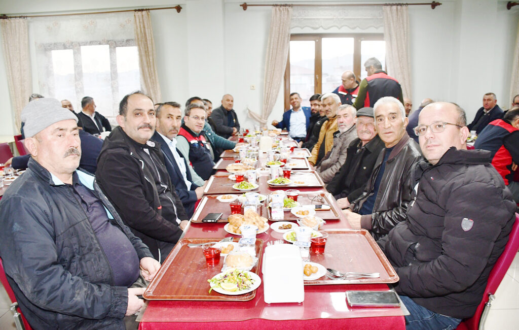 Candan, iftarda çiftçilerle buluştu Tarım ve Orman İl Müdürü Latif Candan çiftçilerle iftar programında