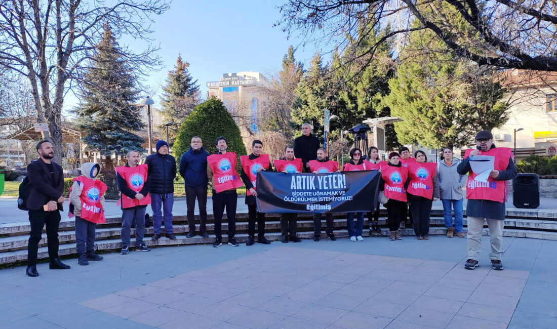 “Bu ülkede okulda yine bir öğretmen öldürüldü! Artık yeter!” İstanbul’un Çekmeköy ilçesinde, Taşdelen Borsa İstanbul Mesleki ve Teknik Anadolu