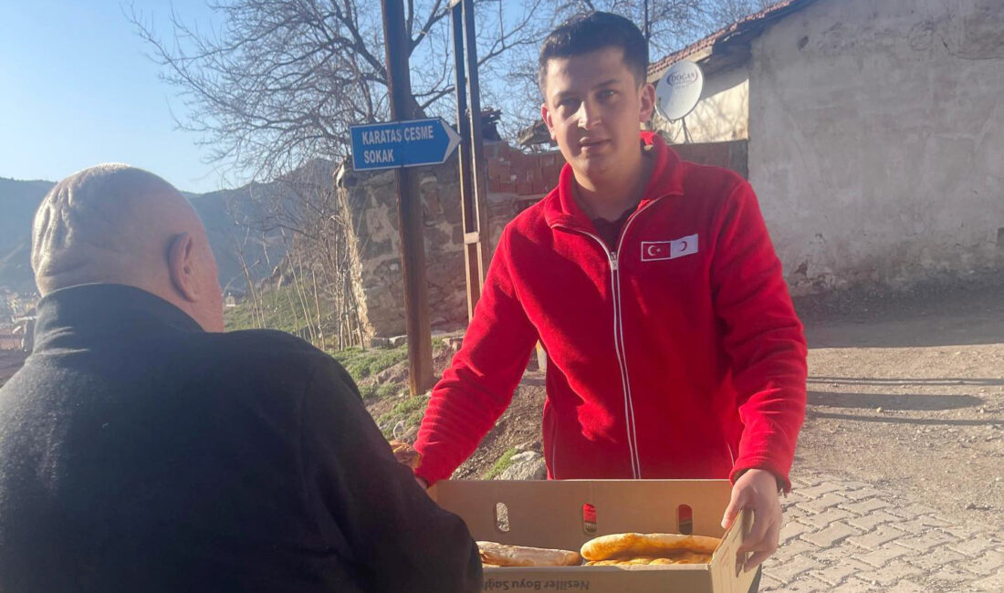 Çankırı’da İftar Sofralarına Sıcak Pide İkramı Ramazan ayının manevi iklimi Çankırı sokaklarında tüm sıcaklığıyla hissedilmeye devam