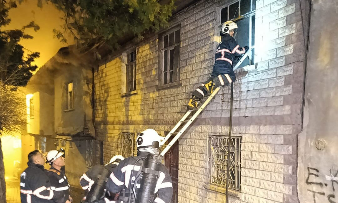 Çankırı’da iki katlı evde çıkan yangında 2 kişi öldü ÇANKIRI (AA) – Çankırı’da iki katlı evde çıkan yangında 2 kişi