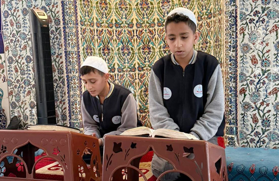 Genç hafız adayları hem ezberlerini pekiştiriyor hem de Ramazan ayını