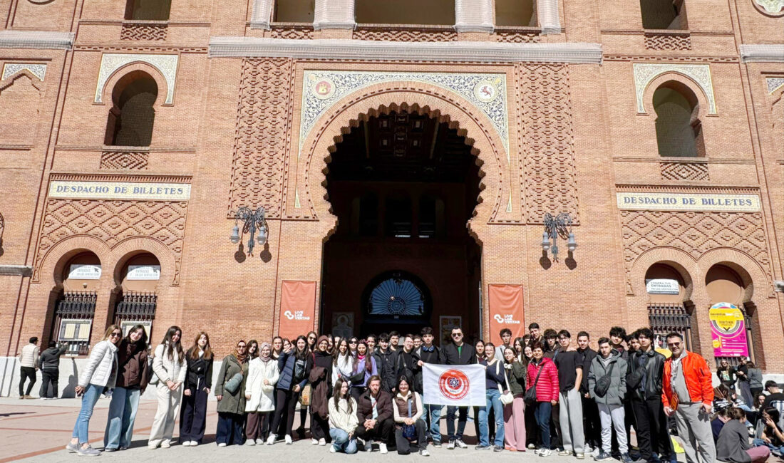 Çankırı TOBB Fen Lisesi öğrenci ve öğretmenlerinden, İspanya ve Endülüs Turu Çankırı Türkiye Odalar ve Borsalar Birliği Fen Lisesi öğrenci ve