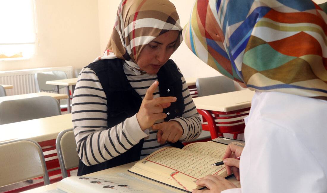 Çankırı’da işitme engelli kadınlar işaret diliyle Kur’an-ı Kerim öğreniyor ÇANKIRI (AA) – MUHAMMED KAYGIN – Çankırı’da açılan kursta işitme engelli