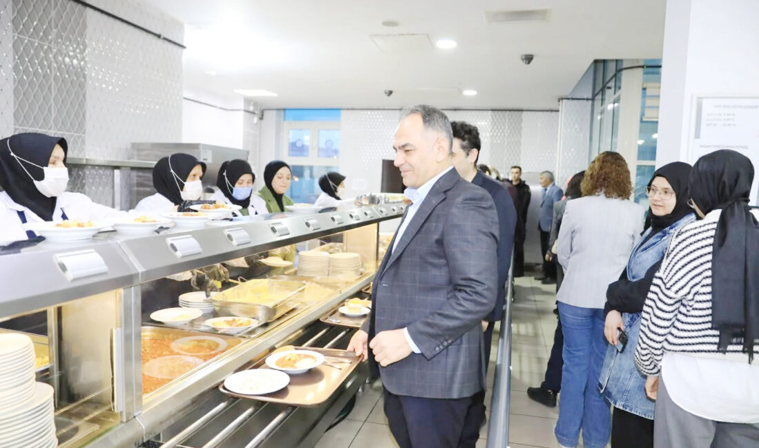 Vali Çakırtaş’tan Öğrenci Yurdunda Gönül Sofrası Vali Hüseyin Çakırtaş, Ramazan ayının manevi ikliminde gençleri yalnız bırakmadı.