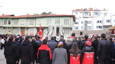 Cumhuriyet Mahallesi Şehit Nurettin Cinsoy Sokak'ta düzenlenen anma töreninde saldırıda