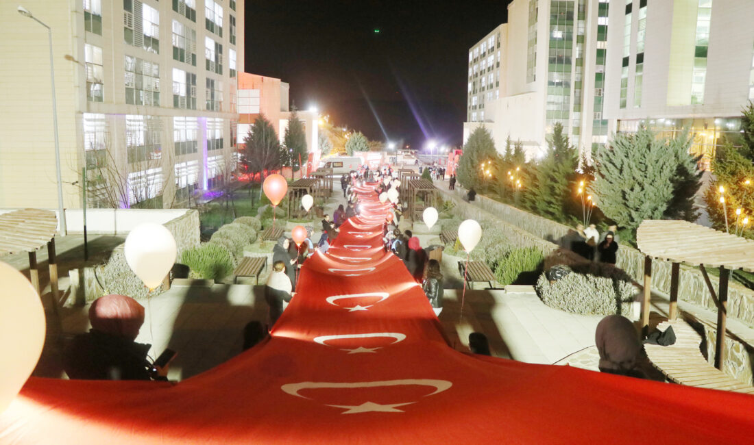 Çankırı’da İstiklal Marşı’nın kabulünün 105. yılı, 105 metrelik Türk bayrağı açılarak kutlandı Çankırı’da üniversiteli kız öğrenciler, İstiklal Marşı’nın kabul edilişinin 105. yılını