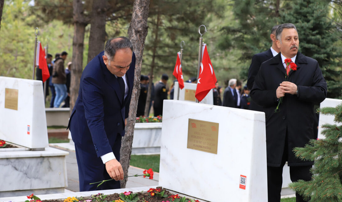 Şehit kabirlerine çiçek bırakıldı 18 Mart Şehitler Günü yurt genelinde olduğu gibi ilimizde de