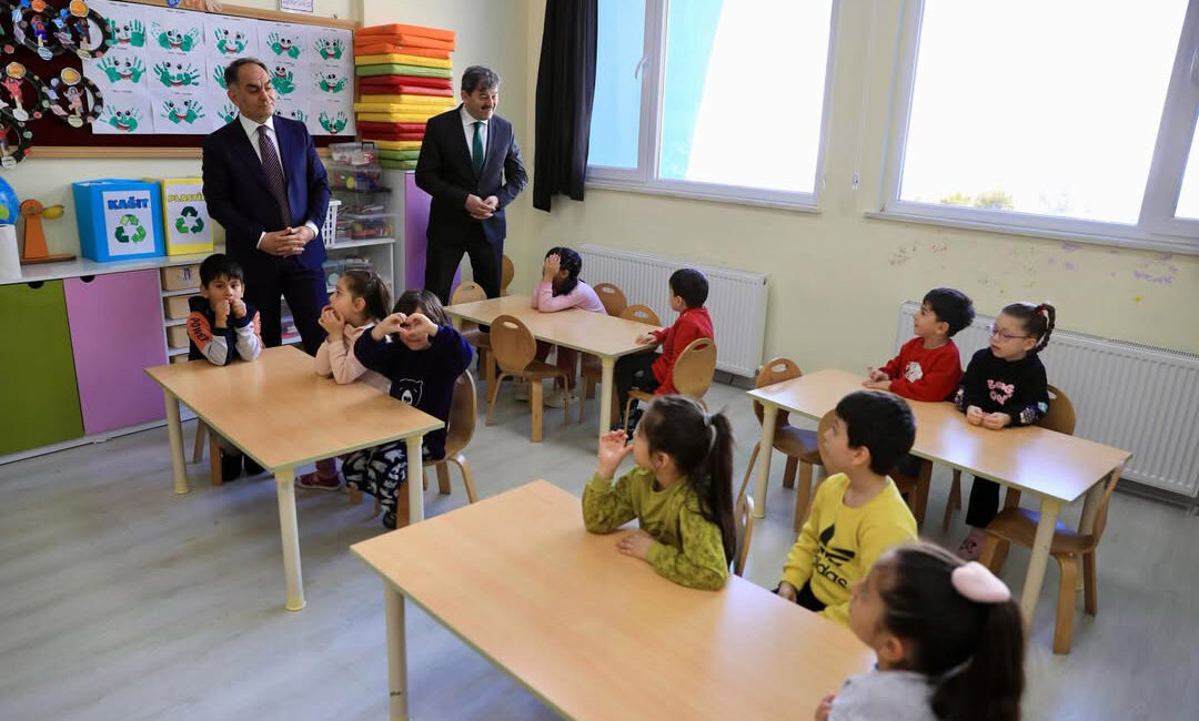 Vali Çakırtaş öğrencilerle buluştu İl Milli Eğitim Müdürü Ayhan Işık’ın da eşlik ettiği ziyarette,