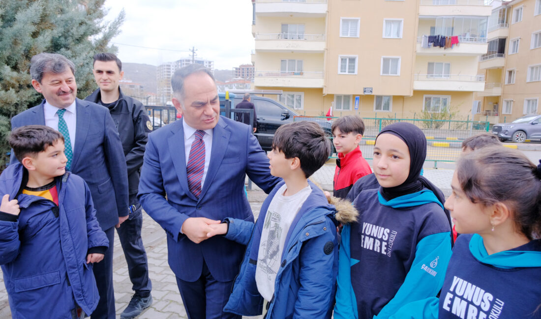 Vali Çakırtaş, Yunus Emre Ortaokulu’nu ziyaret etti Vali Hüseyin Çakırtaş, il genelindeki eğitim kurumlarına yönelik incelemelerini aralıksız
