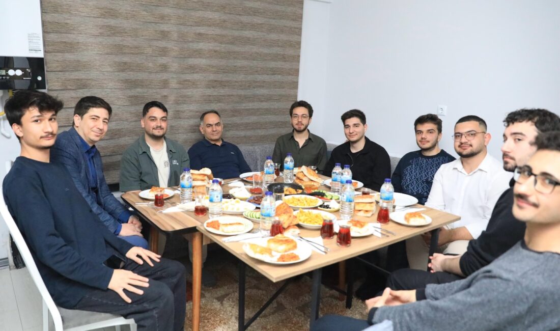 Vali Hüseyin Çakırtaş, Çankırı Karatekin Üniversitesi öğrencileriyle sahur sofrasında bir