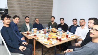 Vali Hüseyin Çakırtaş, Çankırı Karatekin Üniversitesi öğrencileriyle sahur sofrasında bir