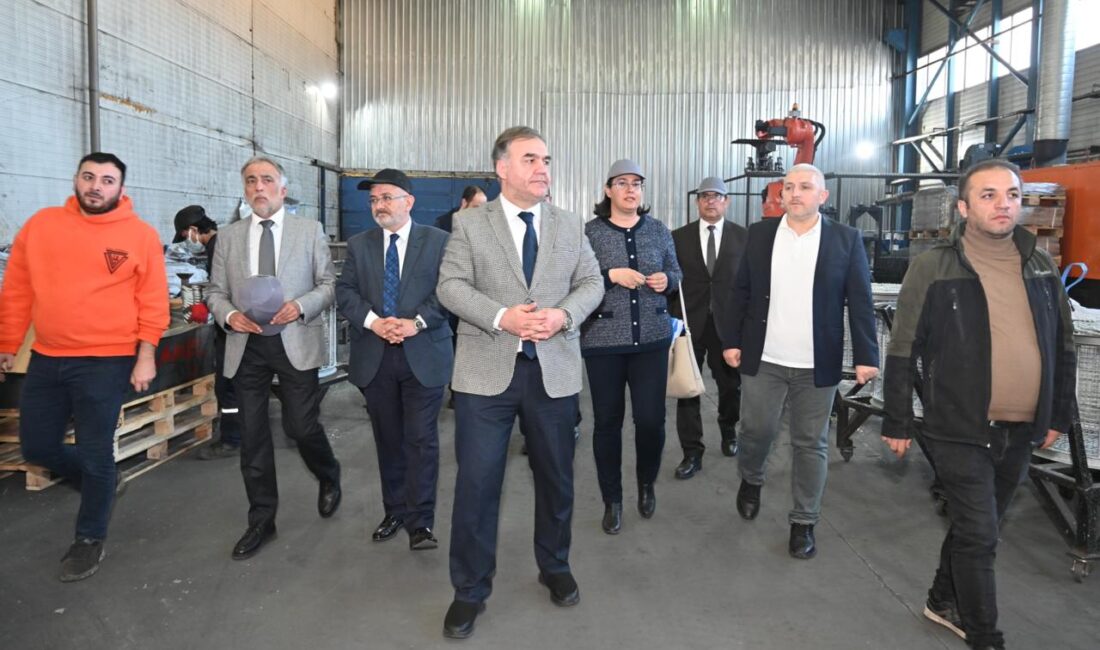 Karataş’tan Gürmak Demiryolu A.Ş.’ye Ziyaret Çankırı Karatekin Üniversitesi (ÇAKÜ) Rektörü Prof. Dr. Mevlüt Karataş, beraberindeki