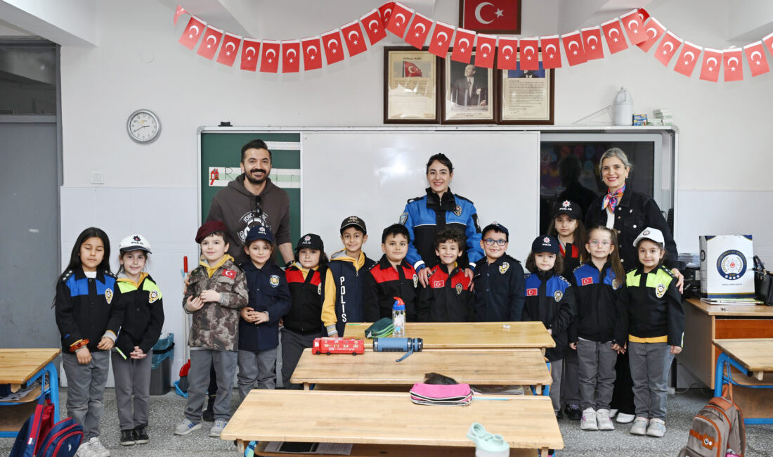 Öğrencilerle bir araya geldiler Çankırı Emniyet Müdürlüğü’ne mektup gönderen öğrenciler okullarında ziyaret ediliyor. Toplum