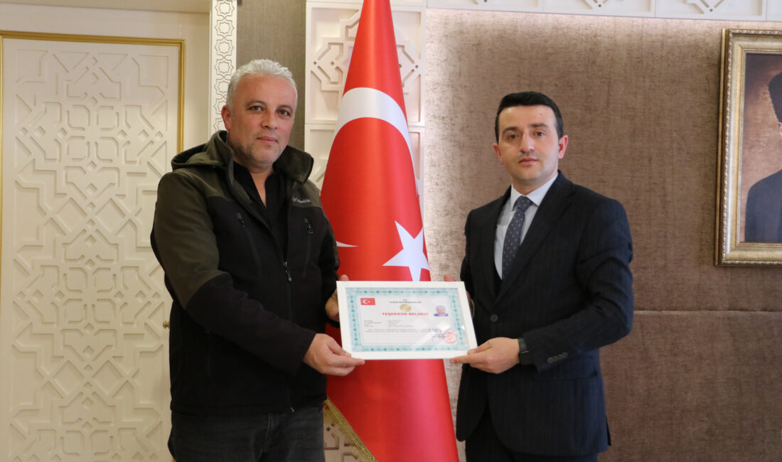 Kaymakam Yılmaz’dan Delican Ailesine Teşekkür Ilgaz Kaymakamı Burak Yılmaz, içerisinde ziynet eşyası bulunan çantayı bularak