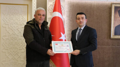 Ilgaz Kaymakamı Burak Yılmaz, içerisinde ziynet eşyası bulunan çantayı bularak