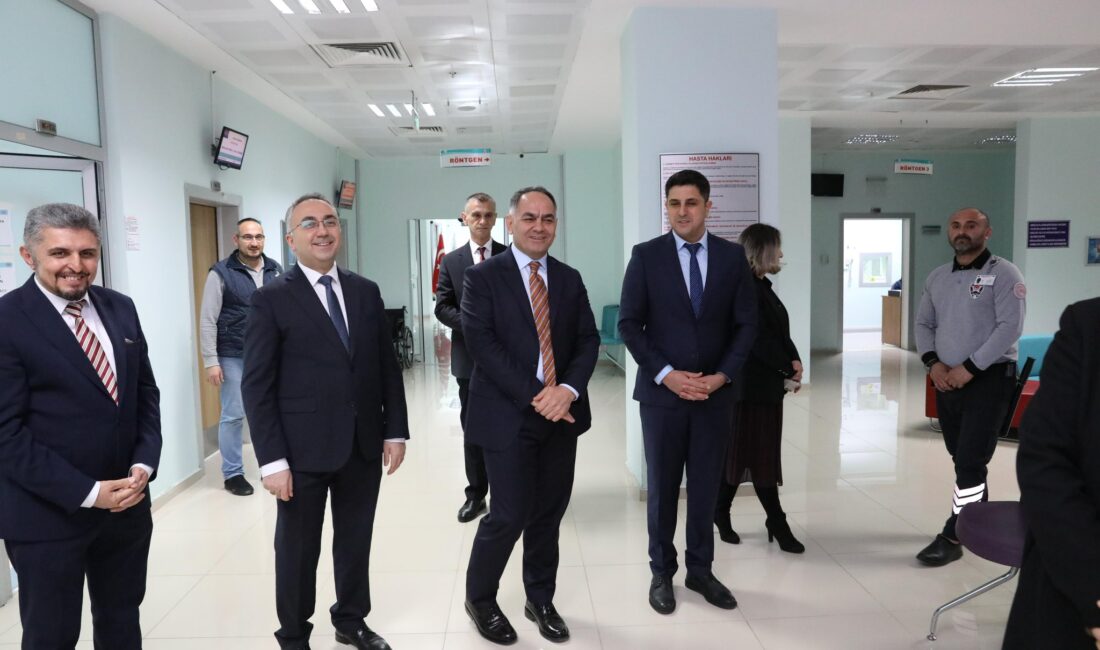 Vali Çakırtaş hastaneleri ziyaret etti Vali Hüseyin Çakırtaş ile İl Sağlık Müdürü Dr. Öğr. Üyesi