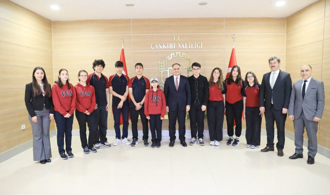 Vali Hüseyin Çakırtaş, makamında İl Millî Eğitim Müdürü Ayhan Işık