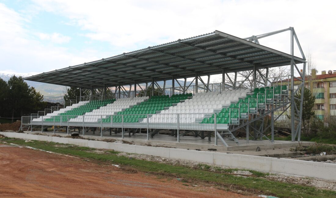 Ilgaz İlçesine kazandırılacak sentetik futbol sahasının yapımına başlandı. 500 kişilik