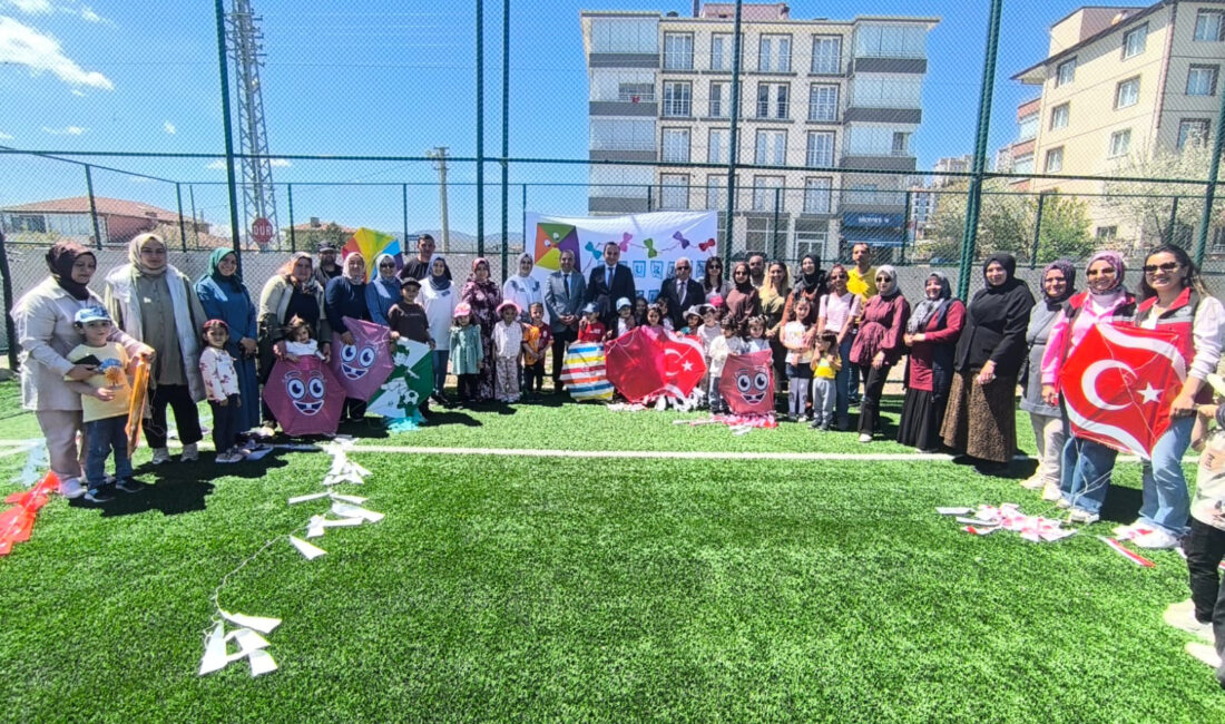 Korgun ilçesinde düzenlenen “Maarifin Kalbinde Çocuk Etkinlikleri” kapsamında gerçekleştirilen uçurtma