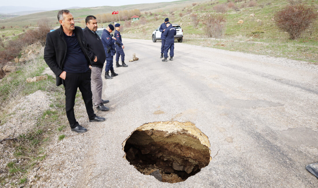 ÇANKIRI (AA) – Çankırı’nın Orta ilçesinde çöken köy yolunda trafik kontrollü