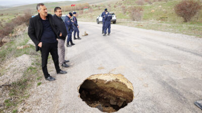 ÇANKIRI (AA) – Çankırı’nın Orta ilçesinde çöken köy yolunda trafik kontrollü